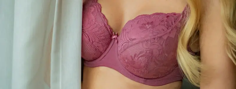 Koronkowe, różowe 36dd biustonosz, ukryty za zasłoną.