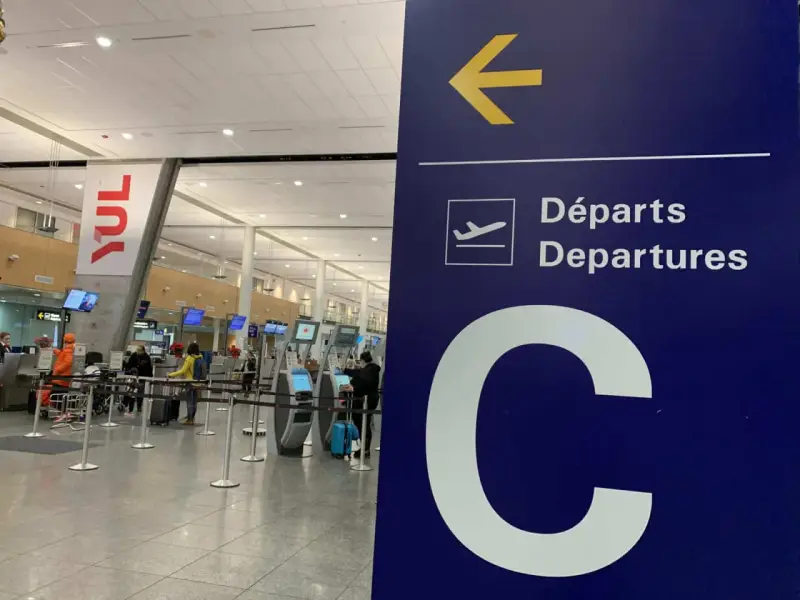 Tablica kierująca na lotnisku Montreal YUL, z napisem "Departures" i dużą literą "C".
