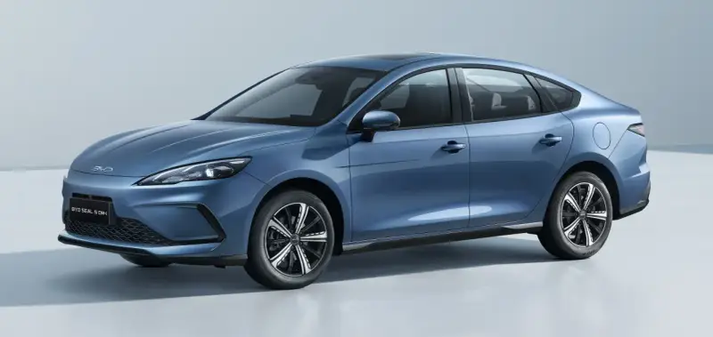 Niebieski BYD Seal 5 DM-i, elegancki sedan z panoramicznym dachem, prezentuje się na jasnym tle.