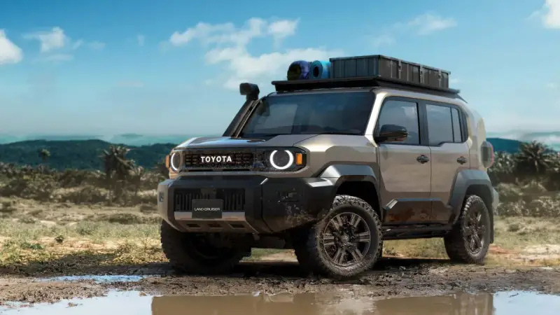 Nowy Toyota Land Cruiser 100 gotowy na przygodę, z bagażnikiem dachowym i terenowymi oponami, w błotnistym krajobrazie.