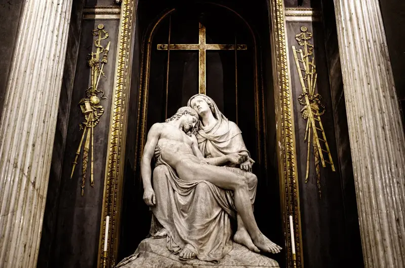 Kamienna Pieta w kościele, symbol cierpienia i miłości matczynej, przypomina o trudnych dniach powszednich i nadziei.