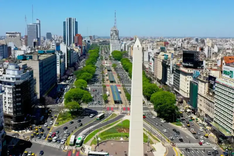 Obelisk w centrum tętniącej życiem stolicy Argentyny, Buenos Aires, otoczony zielenią i ruchem ulicznym.