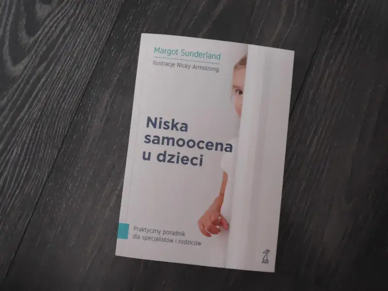 Książka "Niska samoocena u dzieci" Margot Sunderland to praktyczny poradnik, jak pomóc dziecku z niską samooceną.