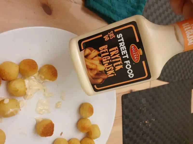 Kuleczki ziemniaczane polane kremowym sosem belgijskim. Idealne do frytek i nie tylko!