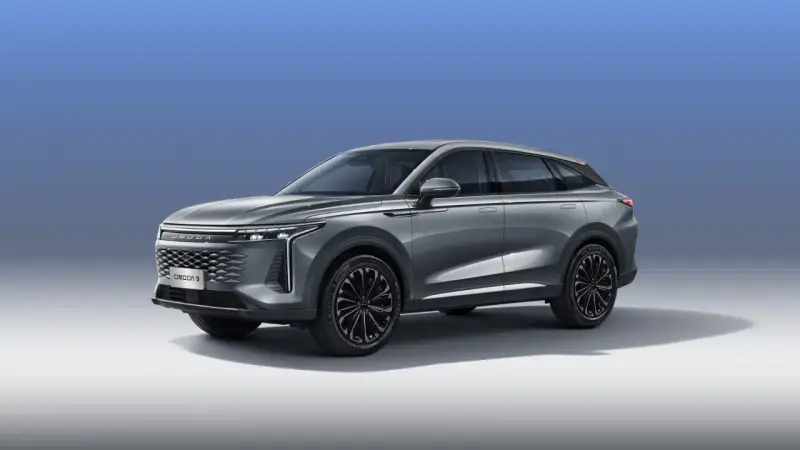 Elegancki, szary SUV OMODA 9 hybryda z nowoczesnym designem i czarnymi felgami.