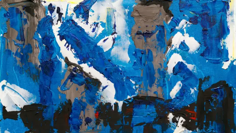 Peinture abstraite aux textures épaisses, dominée par le bleu, le blanc et le gris. Une œuvre qui invite à nettoyer le regard pour en découvrir les formes cachées.