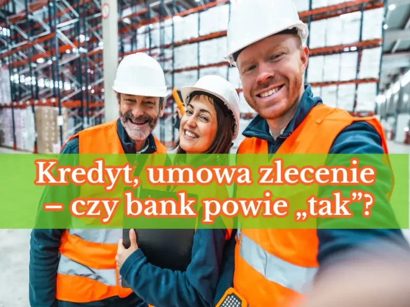 Trzech pracowników magazynu w kamizelkach odblaskowych i kaskach. Kredyt, umowa zlecenie – czy bank powie „tak”?