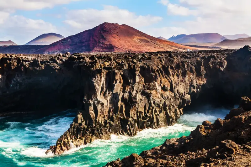 Wulkaniczne klify na Lanzarote, turkusowe morze i malownicze góry. Idealna pogoda na odkrywanie wyspy.