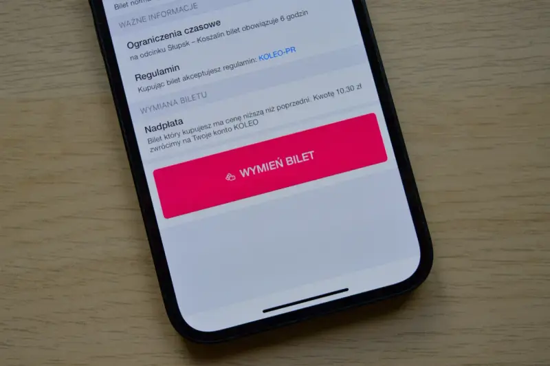 Na ekranie telefonu widzisz opcję wymiany biletu na Koleo. Możesz też sprawdzić regulamin i nadpłatę, która wróci na Twoje konto.