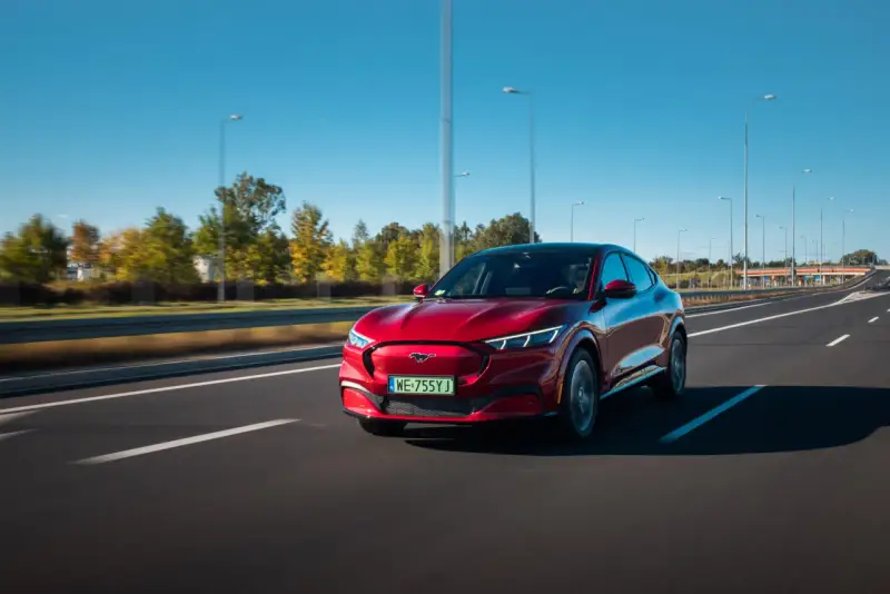 Czerwony Ford Mustang Mach-E jedzie po autostradzie w Polsce.