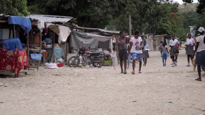 Polacy na Haiti, spacerujący pośród straganów i dzieci w szkolnych mundurkach.