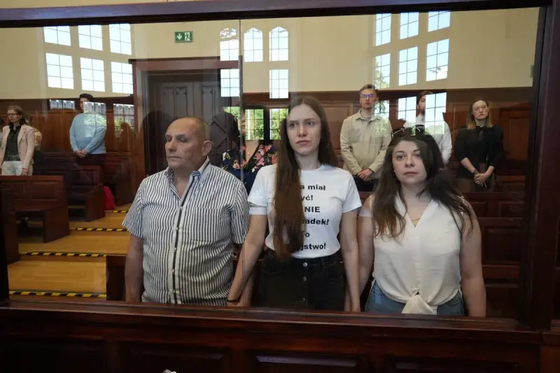 W sali sądowej, za szybą, stoi mężczyzna i dwie kobiety. Na koszulce jednej z nich napis: "Nie miałam! Nie miałam! Nie miałam!". Tak wygląda sprawa w sądzie dla nieletnich.