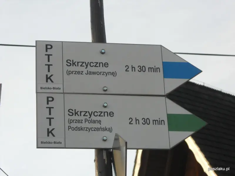 Szczyrk jakie góry? Znaki PTTK wskazują drogę na Skrzyczne przez Jaworzynę lub Polanę Podskrzyczeńską.