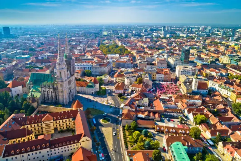 Widok z lotu ptaka na Zagrzeb z katedrą i czerwonymi dachami.