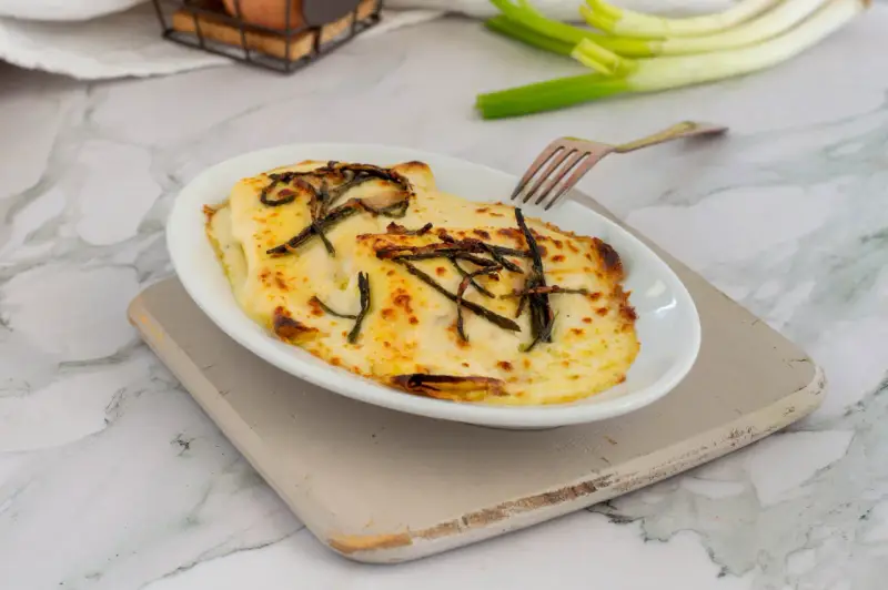Crespelle con asparagi gratinate al forno, un piatto saporito e invitante, pronto per essere gustato.