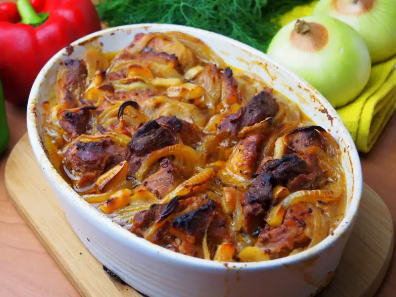 Pieczona łopatka wieprzowa z cebulą w naczyniu żaroodpornym. Idealny pomysł, co zrobić z łopatki wieprzowej na obiad.