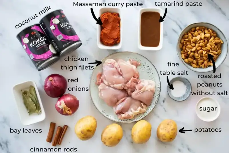 Składniki na pyszny massaman curry przepis: mleczko kokosowe, pasta massaman, kurczak, ziemniaki, orzeszki ziemne, cebula, tamaryndowiec, cynamon, liście laurowe, sól, cukier.