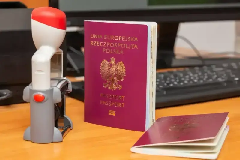 Gotowy paszport Polski i pieczątka czekają na wjazd do Bośni i Hercegowiny.