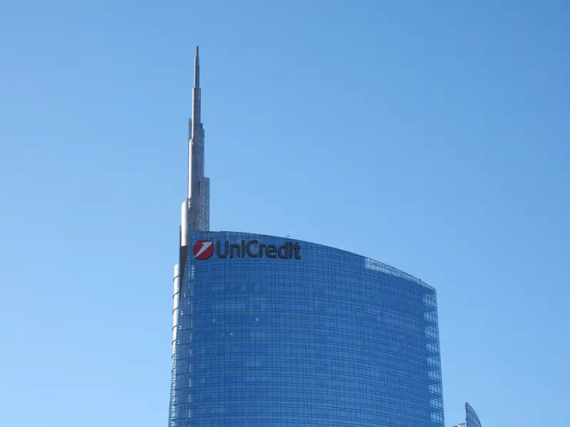 Szklany wieżowiec UniCredit z charakterystycznym logo, sięgający ku błękitnemu niebu. To symbol nowoczesności, jakby z przyszłości, niczym z wizji Aion Bank.