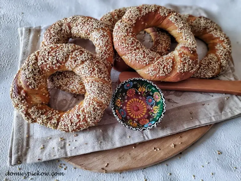 Pyszne simity posypane sezamem, idealne na śniadanie. Ten simit przepis jest prosty i szybki!
