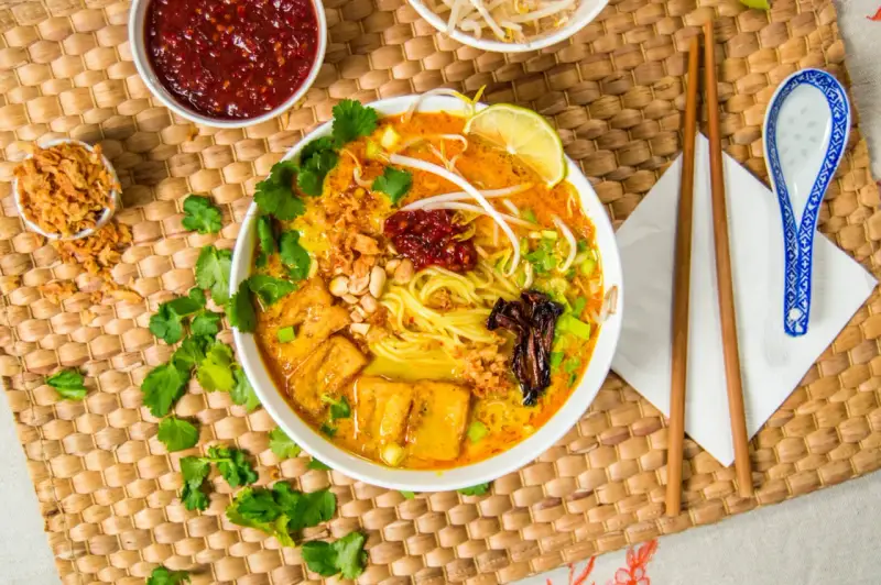 Aksamitny bulion, makaron, tofu i dodatki tworzą pyszną laksa. Co to jest? To azjatycka uczta!