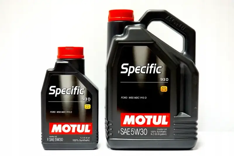 Dwa opakowania oleju silnikowego Motul Specific SAE 5W30. Czy Motul to dobry olej? Tak, ten syntetyczny olej spełnia normę Ford WSS M2C 913 D.