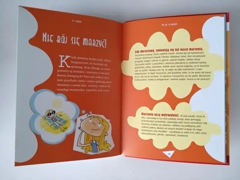 Dziewczynka z blond włosami marzy o wakacjach na plaży. Może to przyszły stażysta, który planuje swoje pierwsze wielkie podróże.