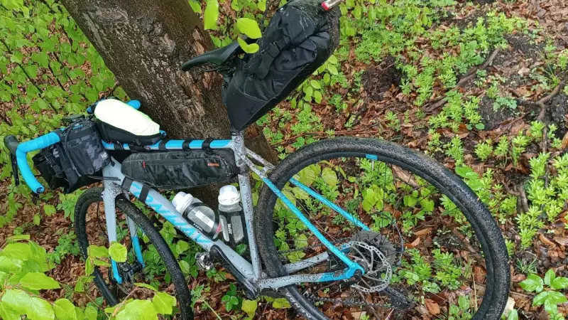Gotowy na przygodę? Ten rower z sakwami to Twój pierwszy krok, jak zacząć jeździć na rowerze w terenie.