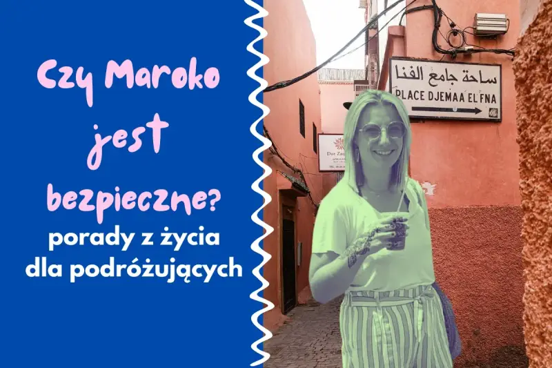 Kobieta w okularach przeciwsłonecznych stoi na tle uliczki w Maroku z napisem "Place Djemaa El Fna".