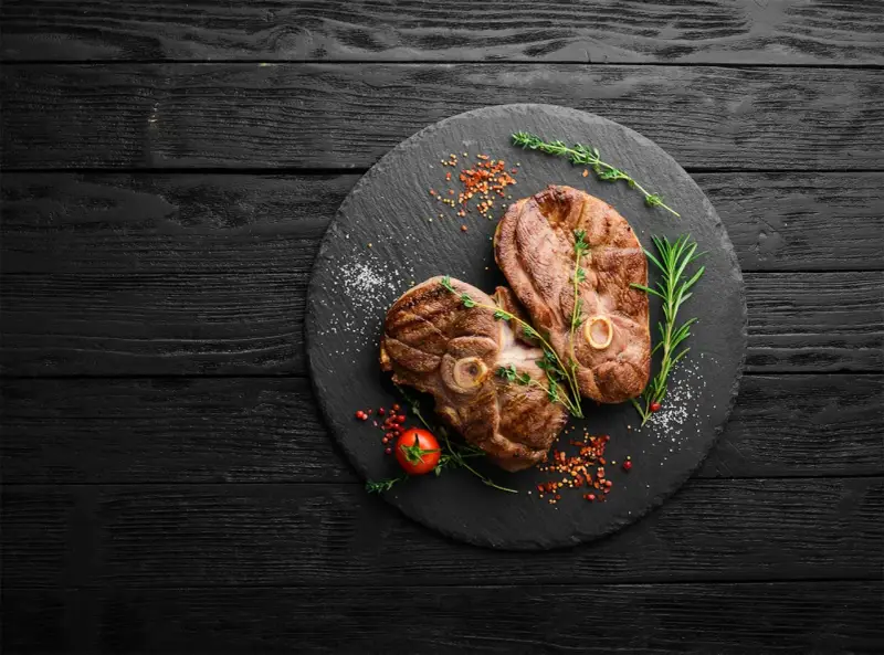 Deux belles tranches de gigot d'agneau au barbecue, parfaites pour un repas savoureux. Le temps de cuisson idéal pour cette viande tendre.