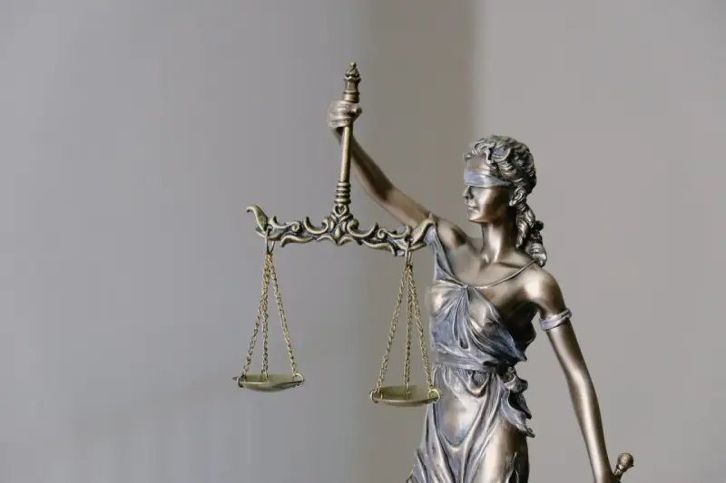 Temida z wagą, symbol sprawiedliwości. Warto pamiętać o terminie na subsydiarny akt oskarżenia.