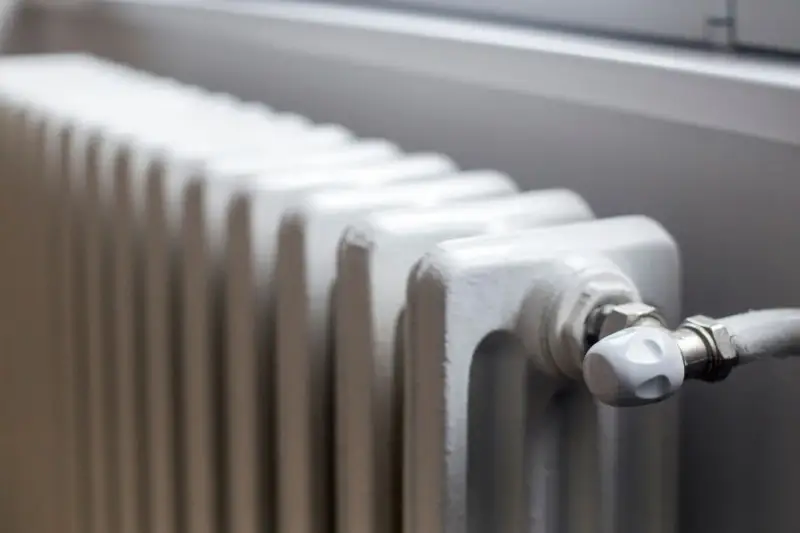 Radiador blanco de gas, ideal para saber cuáles son los mejores radiadores para calefacción de gas.