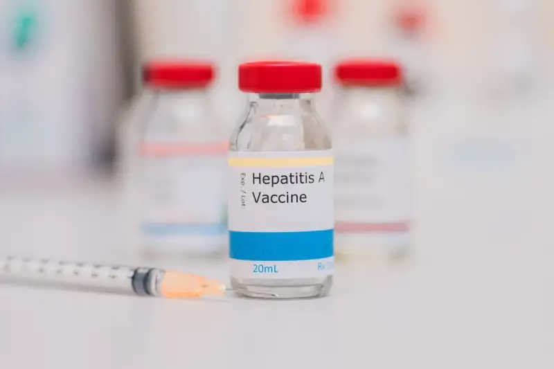 En spruta ligger framför en flaska med Havrix vaccin mot Hepatit A.