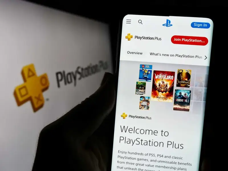 Na ekranie telefonu widoczne są różne rodzaje PS Plus, z grami i opcjami subskrypcji.