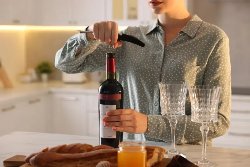 Jak przechowywać otwarte wino? Przedłuż świeżość i smak!