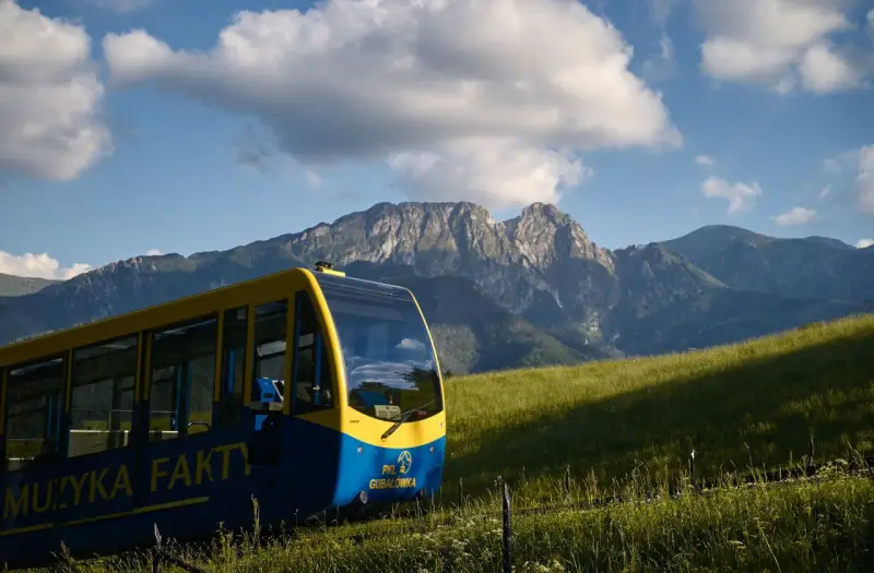 Kolejka na Gubałówkę czeka na turystów. Sprawdź godziny otwarcia i podziwiaj Tatry!