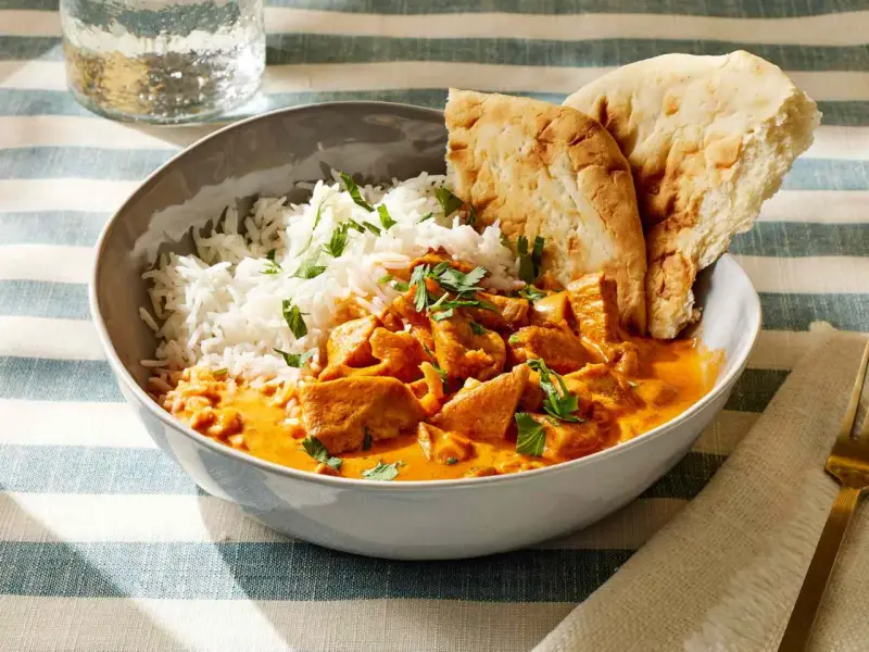 Pyszny butter chicken z ryżem i chlebkiem naan. Idealny przepis, jak zrobić butter chicken.
