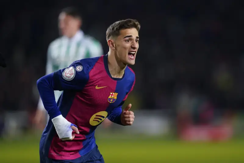 Gavi z zabandażowaną ręką, mimo kontuzji, krzyczy na boisku w barwach FC Barcelony.