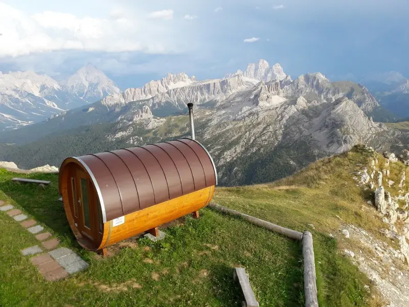 Sauna a botte in montagna, con vista sulle vette. Ideale per un momento di relax, anche in gravidanza.