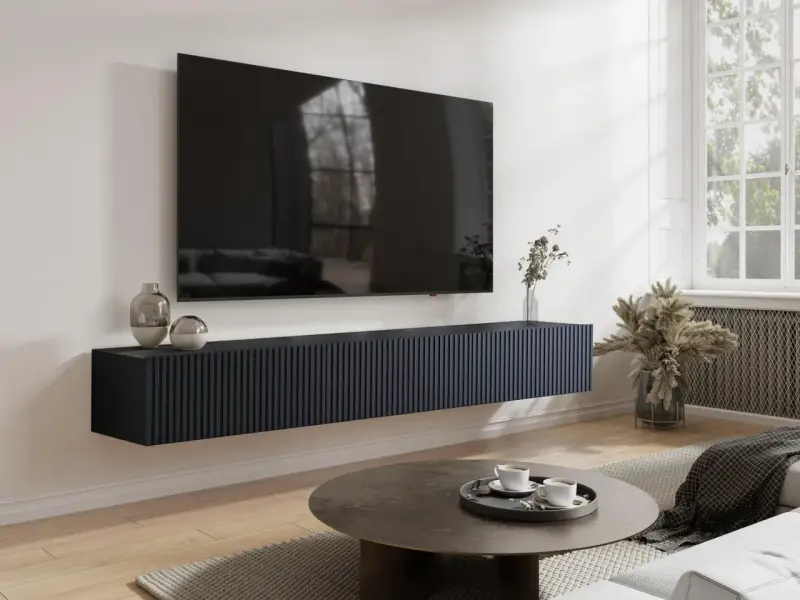 Un mueble flotante oscuro para salón, con un gran televisor encima. El mueble es demasiado estrecho para el tv no cabe en mueble salón.
