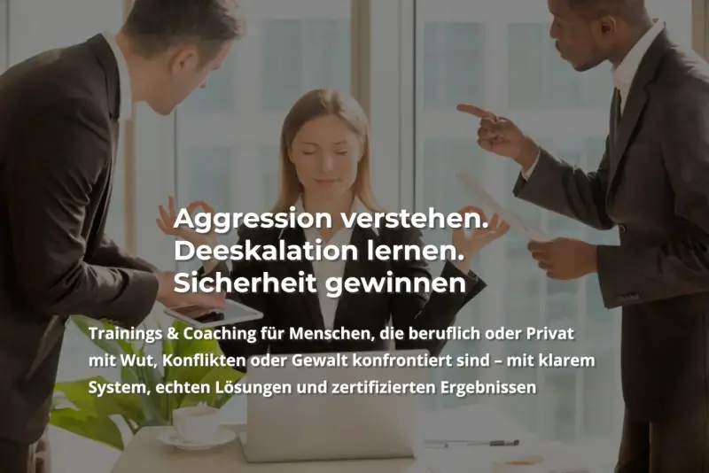 Zwei Männer zeigen aggressiv auf eine Frau, die ruhig meditiert. Text: Aggression verstehen, Deeskalation lernen, Sicherheit gewinnen.