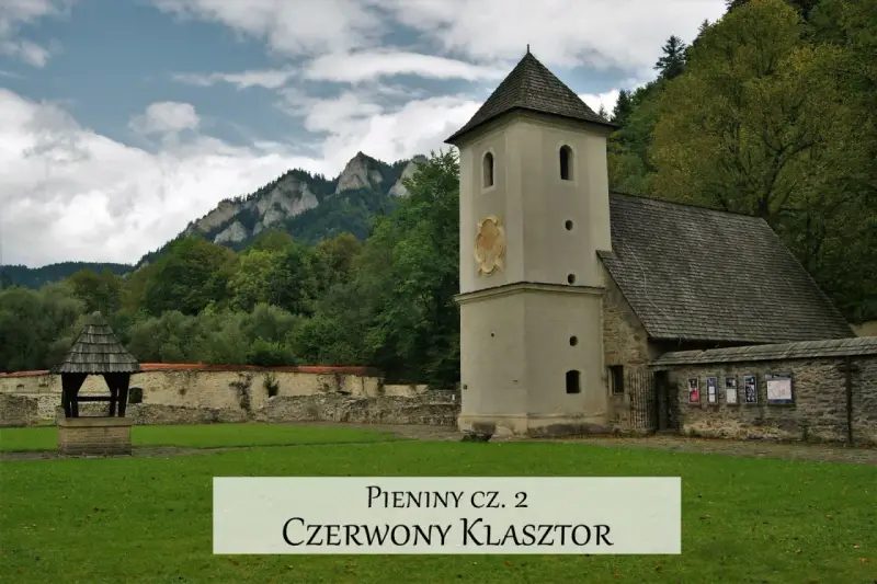 Czerwony Klasztor w Pieninach, z charakterystyczną wieżą i kamiennymi murami, na tle zielonych gór.