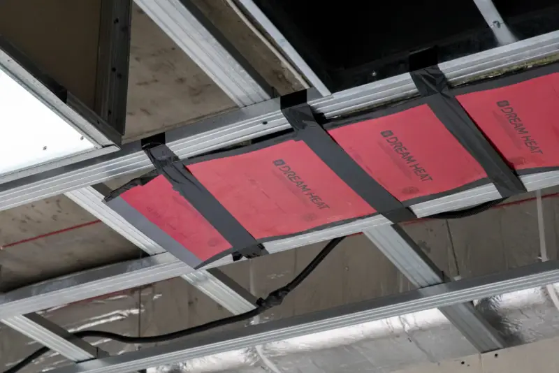 Instalacja ogrzewania na podczerwień pod sufitem podwieszanym. Czy ogrzewanie na podczerwień jest szkodliwe? To nowoczesne rozwiązanie grzewcze.