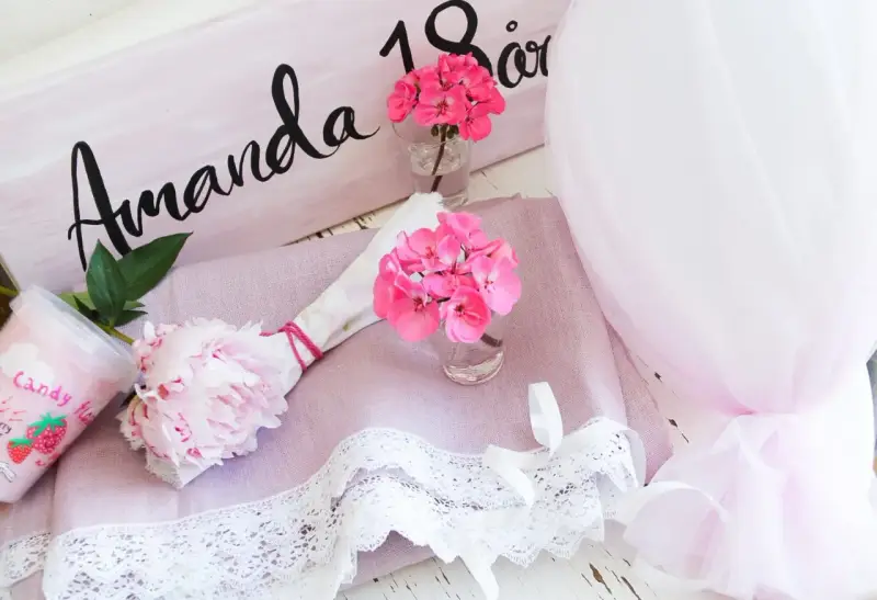 En rosa dukning för Amanda 18 år med blommor, godis och tyll.