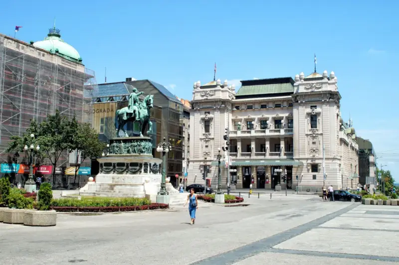 Pomnik księcia Michała na placu w centrum Belgradu, stolicy Serbii. W tle Teatr Narodowy i budynek w remoncie.