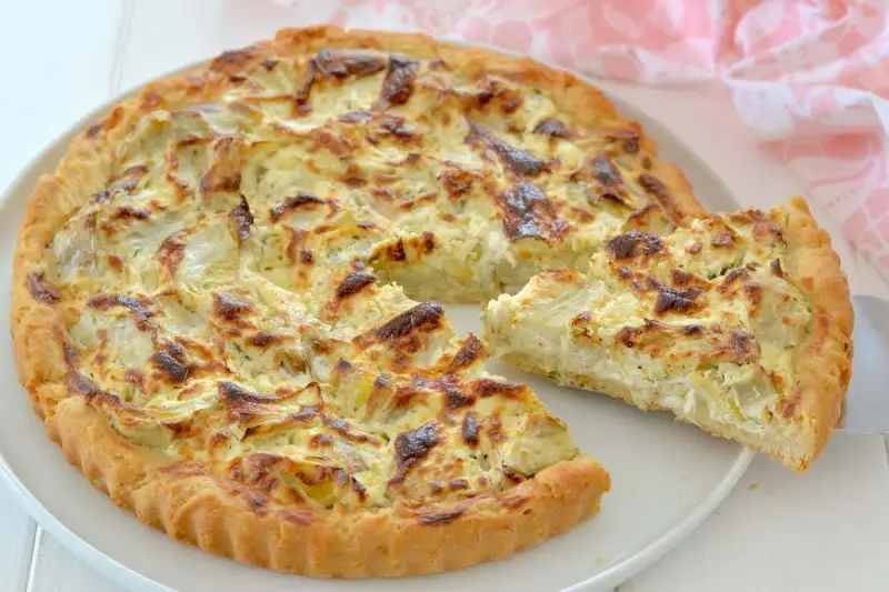 Torta salata con carciofi, una delizia dai Menù di Benedetta, con crosta dorata e ripieno cremoso.