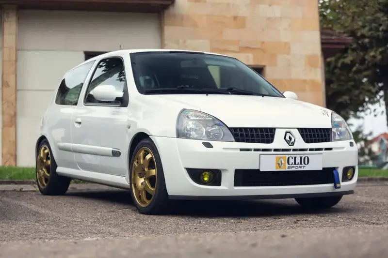 Białe auto Clio Sport z złotymi felgami, idealne auto do 20 tys. zł.