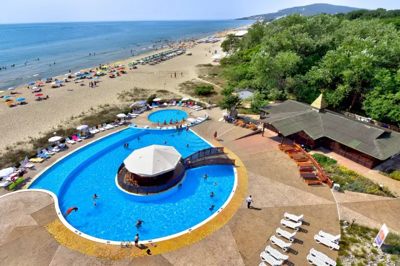 Idealne tanie wczasy w Bułgarii: plaża, baseny z barem i mnóstwo słońca.