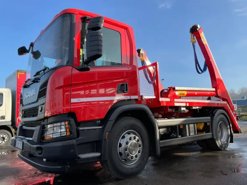 Czerwony hakowiec Scania gotowy do pracy. Sprawdź, jaka jest aktualna gruz cena i zamów wywóz!