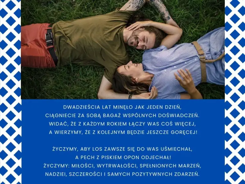 Para z uśmiechem leży na trawie, świętując 20 rocznicę ślubu. Życzenia miłości i szczęścia.